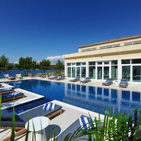 Hotel Antica-Seafront Hotel With Comfortable Rooms And Pool Стари Град Екстериор снимка