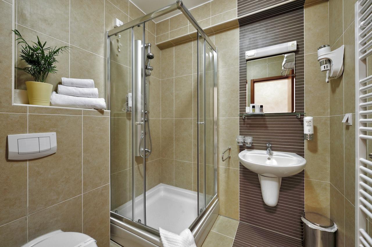 Hotel Antica-Seafront Hotel With Comfortable Rooms And Pool Стари Град Екстериор снимка