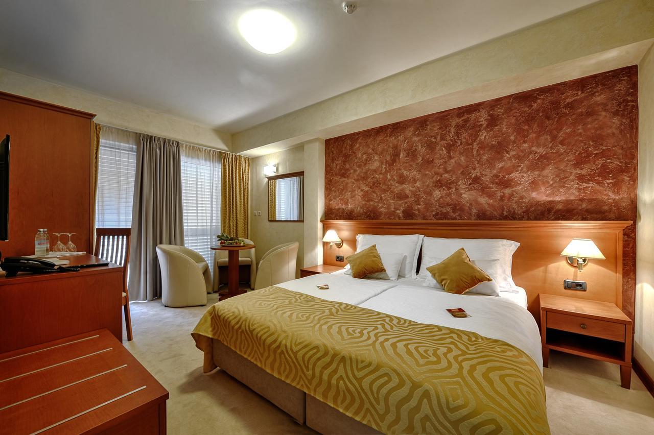 Hotel Antica-Seafront Hotel With Comfortable Rooms And Pool Стари Град Екстериор снимка