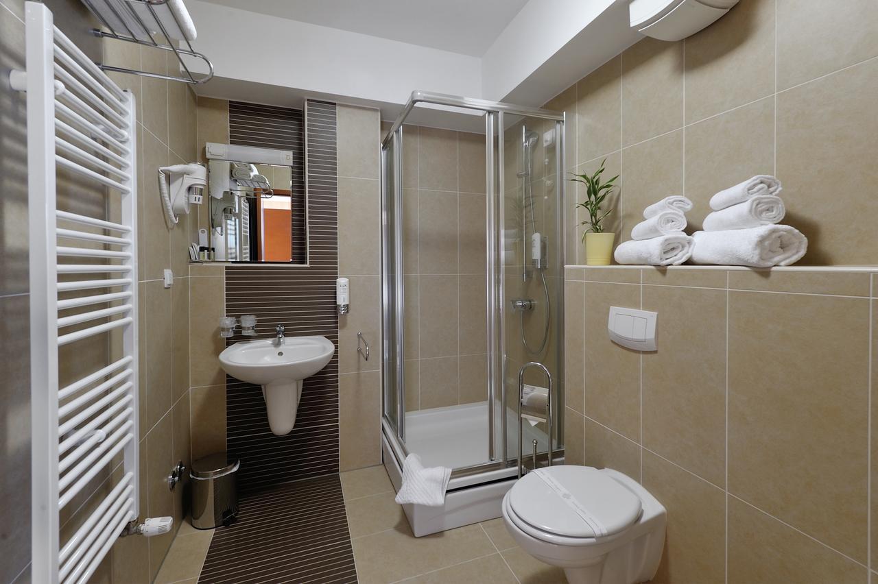Hotel Antica-Seafront Hotel With Comfortable Rooms And Pool Стари Град Екстериор снимка
