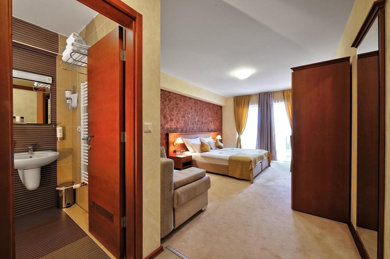 Hotel Antica-Seafront Hotel With Comfortable Rooms And Pool Стари Град Екстериор снимка