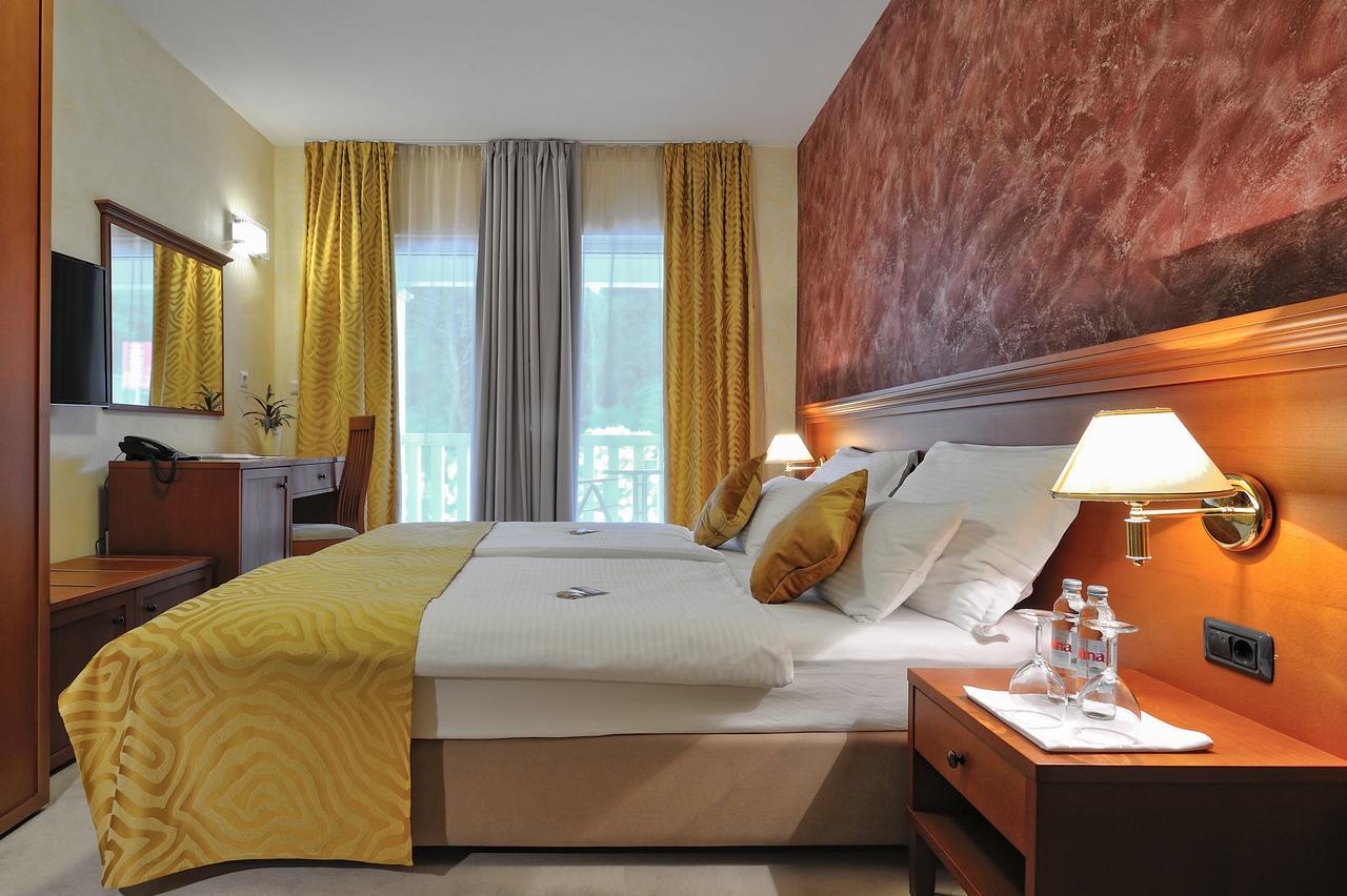 Hotel Antica-Seafront Hotel With Comfortable Rooms And Pool Стари Град Екстериор снимка