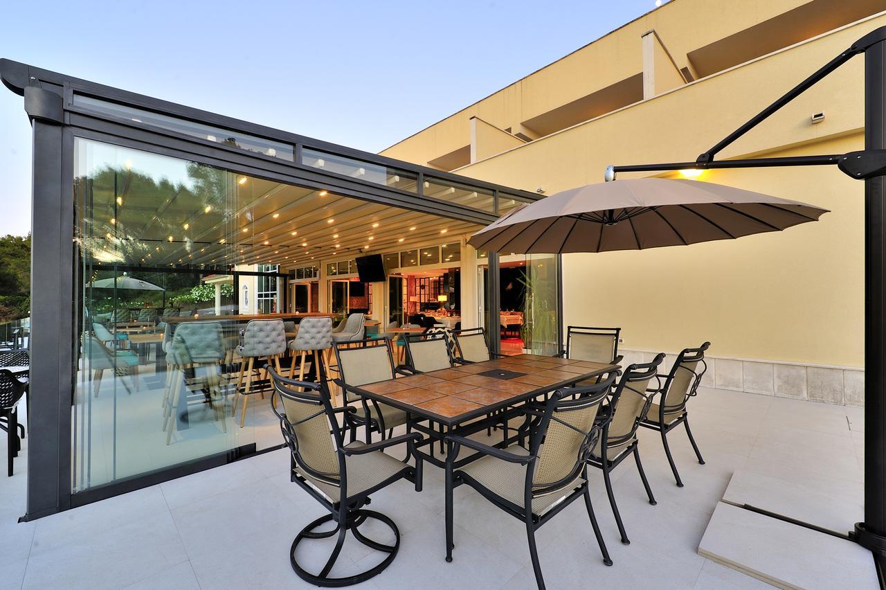 Hotel Antica-Seafront Hotel With Comfortable Rooms And Pool Стари Град Екстериор снимка