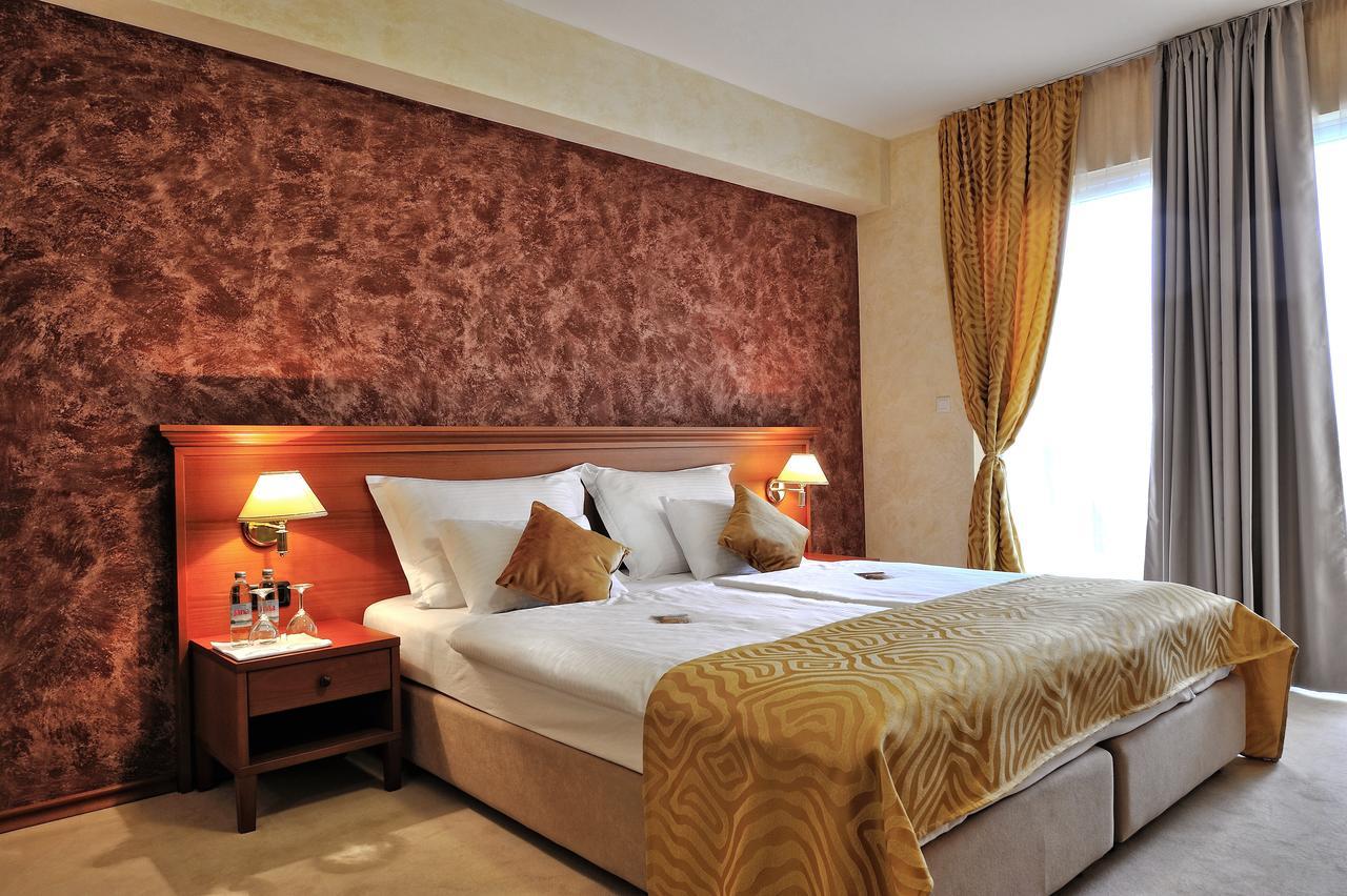 Hotel Antica-Seafront Hotel With Comfortable Rooms And Pool Стари Град Екстериор снимка