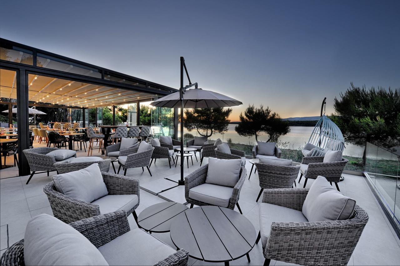 Hotel Antica-Seafront Hotel With Comfortable Rooms And Pool Стари Град Екстериор снимка