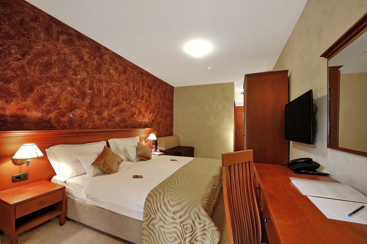 Hotel Antica-Seafront Hotel With Comfortable Rooms And Pool Стари Град Екстериор снимка