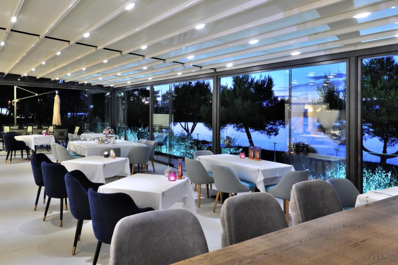 Hotel Antica-Seafront Hotel With Comfortable Rooms And Pool Стари Град Екстериор снимка