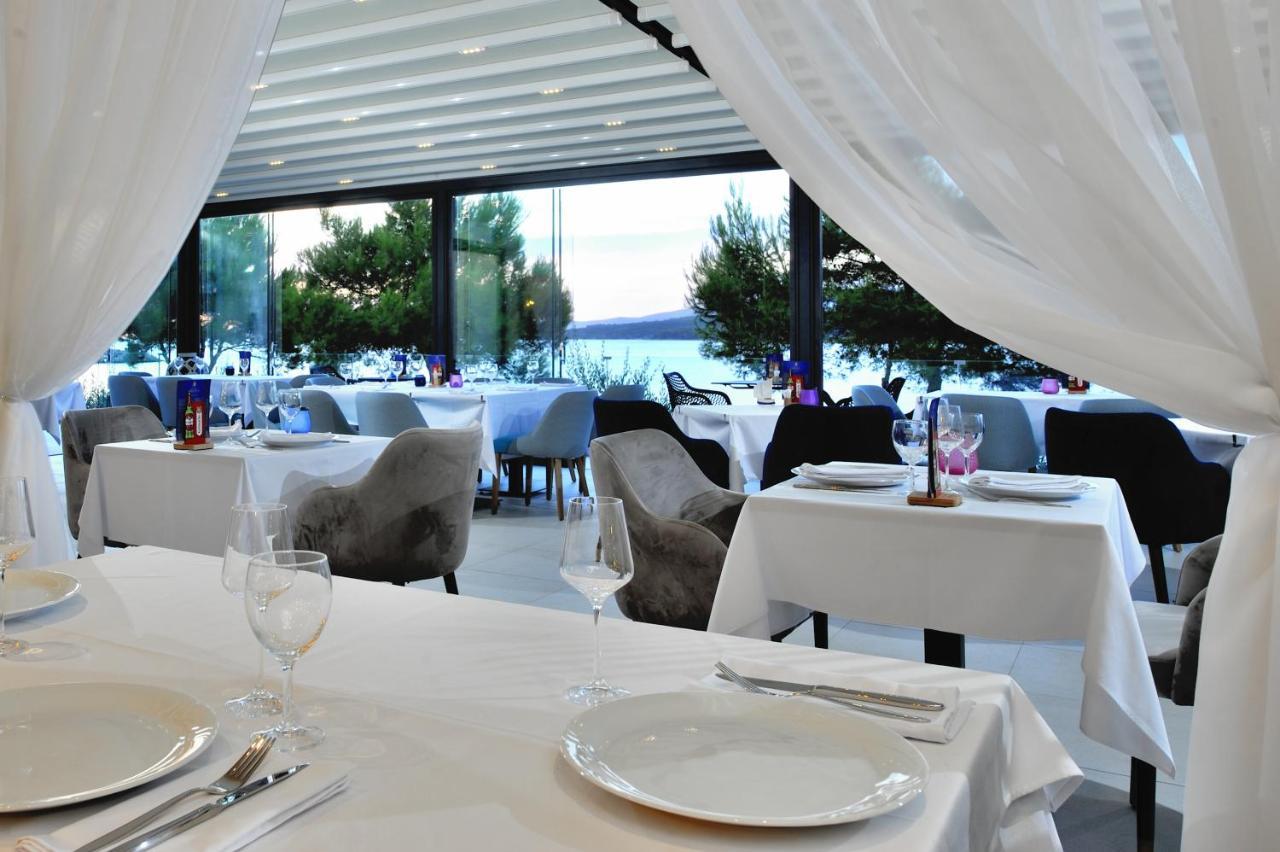 Hotel Antica-Seafront Hotel With Comfortable Rooms And Pool Стари Град Екстериор снимка